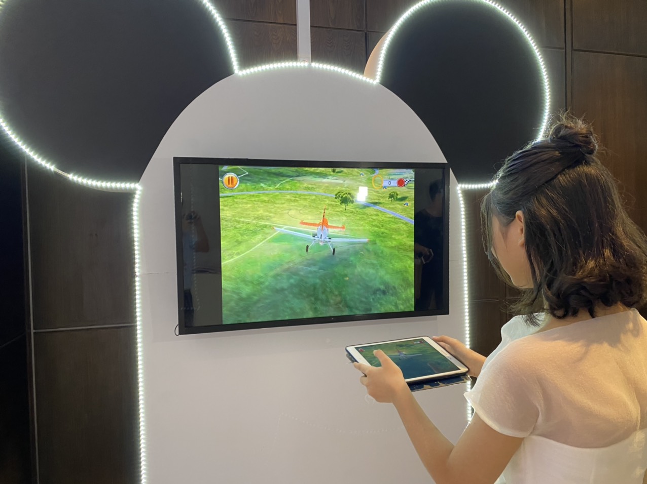 Khách hàng trải nghiệm dịch vụ